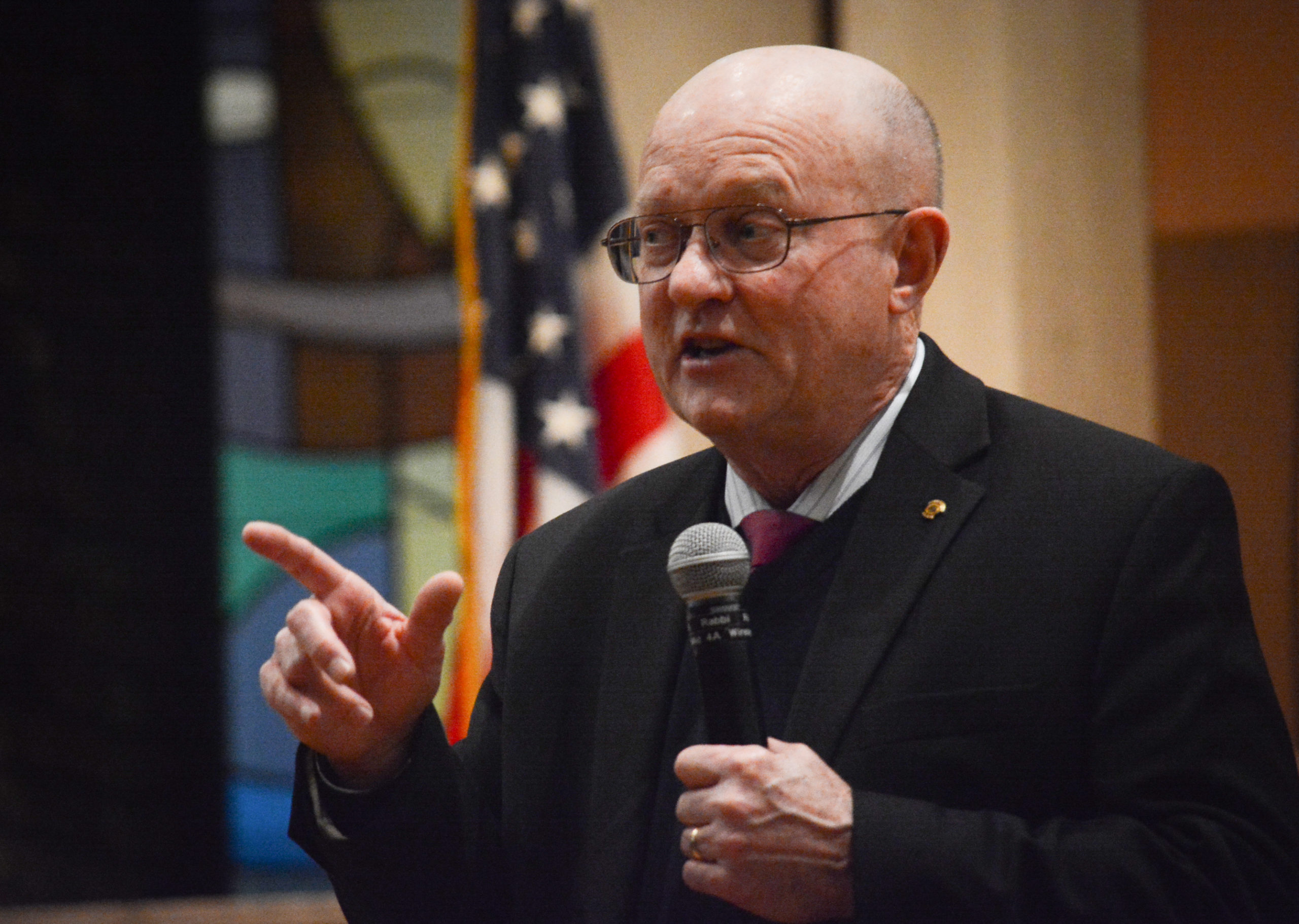 Col. Lawrence Wilkerson, who was chief of staff to Secretary of State Colin Powell, speaks to congregants at Temple Emanuel of Great Neck on what a sound foreign policy should look like. (Photo by Janelle Clausen)