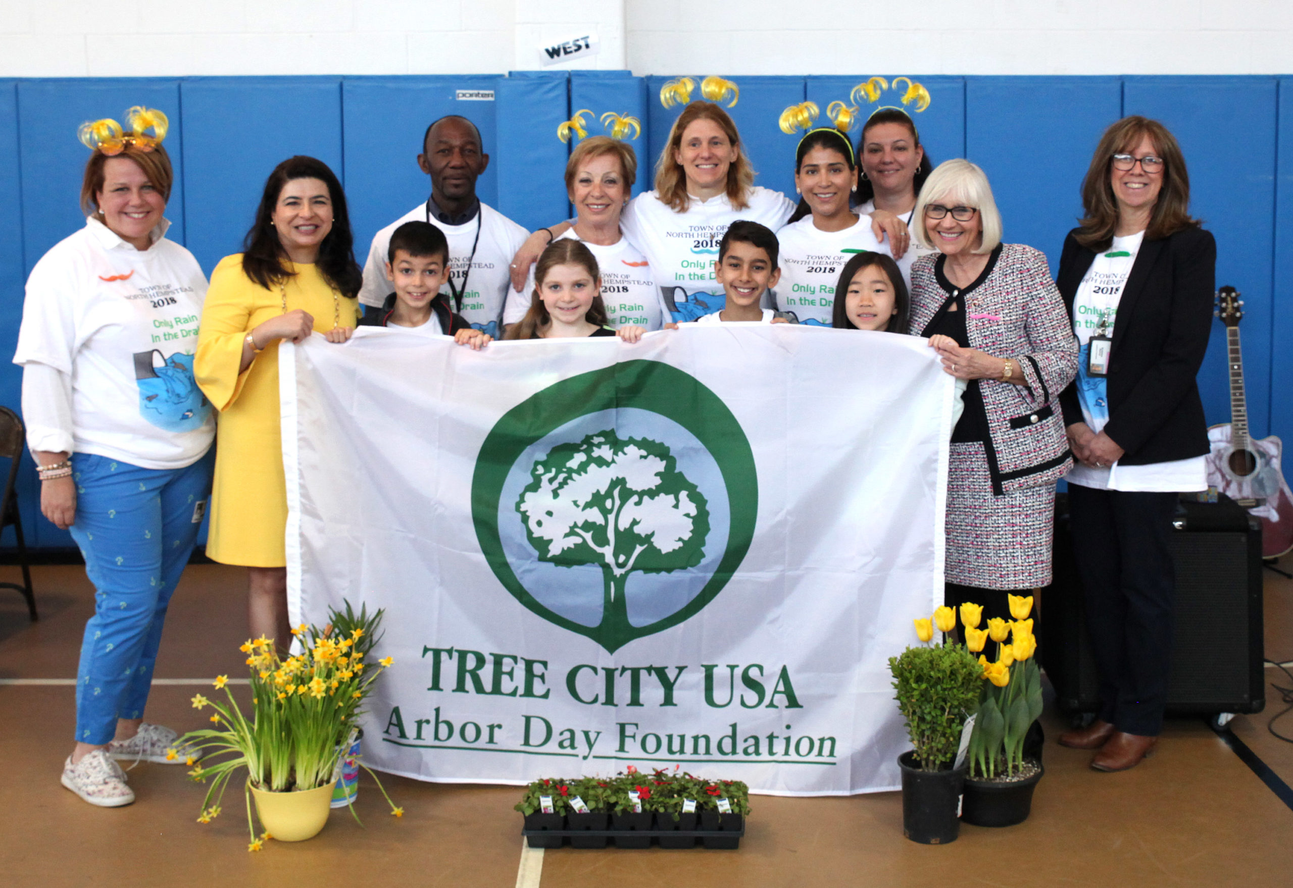 Supervisor Judi Bosworth and Council Member Anna Kaplan poses with students from Mrs. Ulmann’s third grade class and Assistant Principal Kathleen Murray. (Photo courtesy of the Town of North Hempstead)