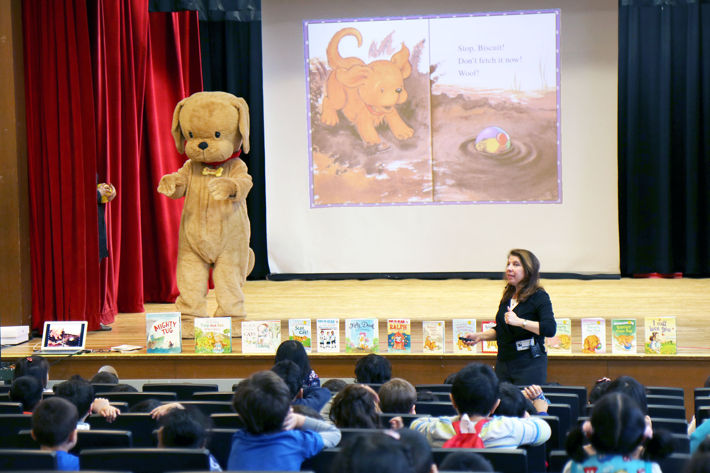 Children's author Alyssa Satin Capucilli visited Parkville students – and brought a friend with her. (Photo courtesy of Great Neck Public Schools)
